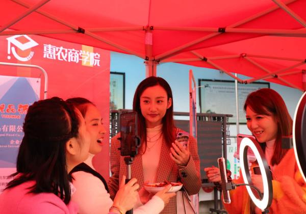 長沙縣：?梨街道農產電商直播特訓營搭建全新教育平臺 助力鄉村振興