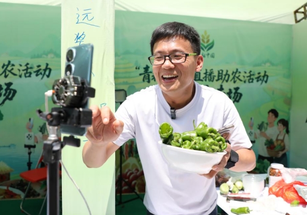 90后村官歐陽曙光：“小屏幕”打開大市場，銷售農產品超300萬元